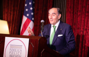 ignacio galán recibiendo el premio de la foreign policy association