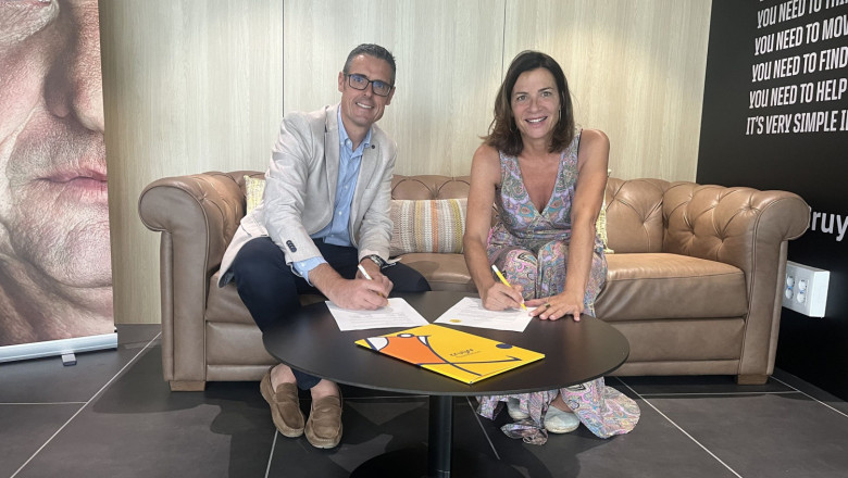 imagen firma acuerdo grupo moure y cruyff 