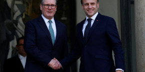 le president francais emmanuel macron accueille le premier ministre britannique keir starmer au palais de l elysee a paris 
