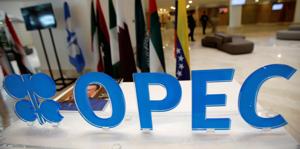 La OPEP+ acuerda un ligero aumento de producción de 100.000 barriles diarios