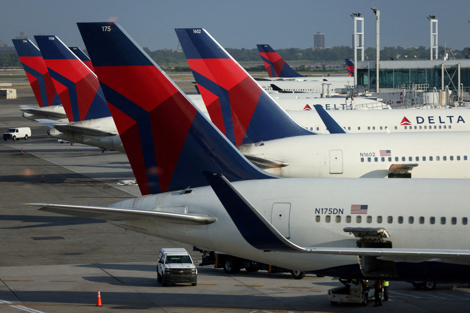 des avions de delta air lines a l aeroport international john f kennedy dans le queens a new york 20230111140816 