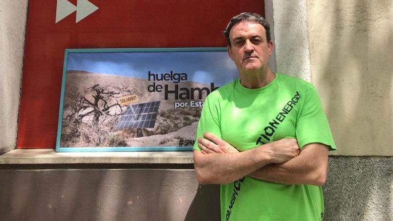 El actor César Vea permanece 9 días en huelga de hambre frente a Ferraz para evitar su desahucio por deudas contraídas con el cambio de legislación de las energías renovables de 2011, que afectó a una placa fotovoltaica que había instalado en 2011. | CEDIDA ep actor cesar vea permanece 9 diashuelgahambre frenteferrazevitardesahuciodeudas contraidascambiolegislacionlas energias renovables2011 que afecto aplaca fotovoltaicahabia instalado2011