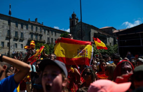 ep archivo   cientos de aficionados celebran la victora de la seleccion espanola