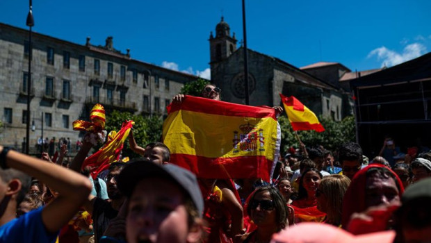 ep archivo   cientos de aficionados celebran la victora de la seleccion espanola