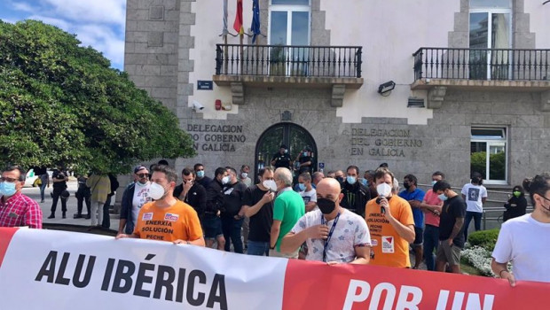 ep archivo   concentracion de trabajadores de alu iberica en a coruna