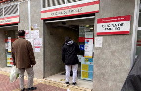 ep archivo   dos hombres de distintas edades entrando en una oficina de empleo