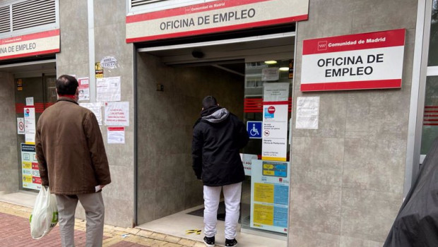 ep archivo   dos hombres de distintas edades entrando en una oficina de empleo