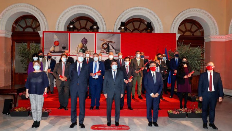 ep archivo el ministro de agricultura pesca y alimentacion luis planas c posa junto a los ep archivo el ministro de agricultura pesca y alimentacion luis planas c posa junto a los