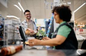 ep archivo   hombre pasando por la caja de un supermercado