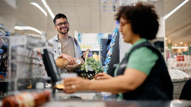 ep archivo   hombre pasando por la caja de un supermercado