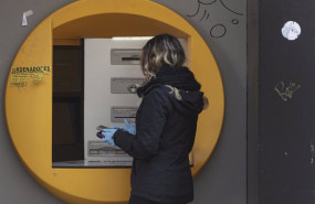 ep archivo   mujer saca dinero de una entidad bancaria
