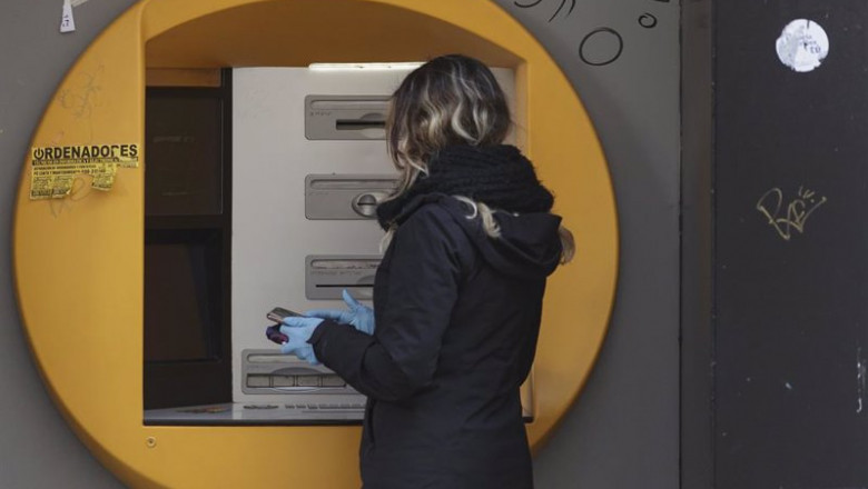 Archivo - Mujer saca dinero de una entidad bancaria. | Eduardo Parra - Europa Press - Archivo ep archivo mujer saca dinero de una entidad bancaria