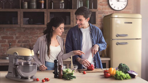 ep archivo   pareja preparando comida en su cocina