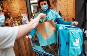 ep archivo   repartidor de deliveroo recogiendo pedido en un restaurante