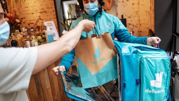 ep archivo   repartidor de deliveroo recogiendo pedido en un restaurante