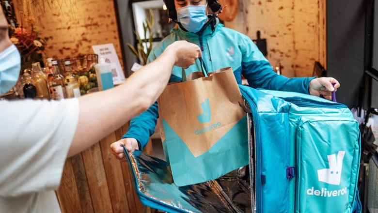 Archivo - Repartidor de Deliveroo recogiendo pedido en un restaurante | Europa Press - Archivo ep archivo repartidor de deliveroo recogiendo pedido en un restaurante