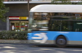 ep archivo   un autobus de le empresa municipal de transportes pasa por delante de oficina de empleo