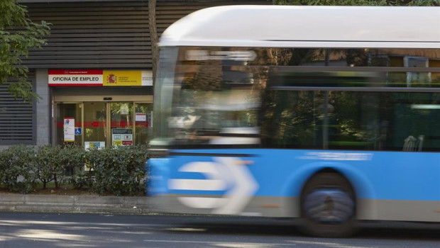ep archivo   un autobus de le empresa municipal de transportes pasa por delante de oficina de empleo