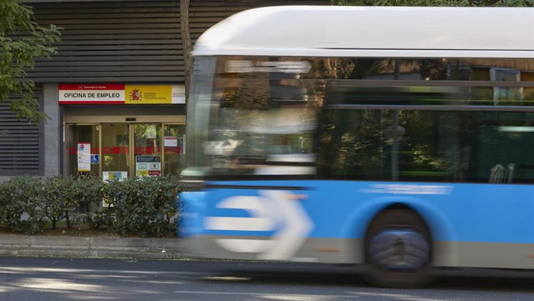 ep archivo   un autobus de le empresa municipal de transportes pasa por delante de oficina de empleo