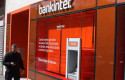 ep archivo   un cajero del banco bankinter en una de sus oficinas de madrid