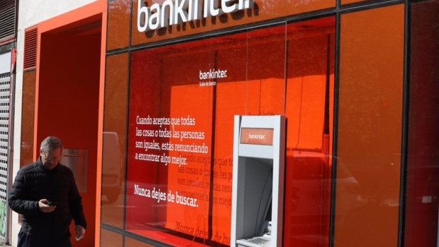 ep archivo   un cajero del banco bankinter en una de sus oficinas de madrid