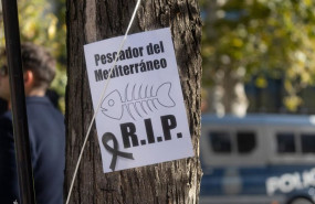 ep archivo un cartel de los pescadores del litoral mediterraneo durante una concentracion frente a ep archivo un cartel de los pescadores del litoral mediterraneo durante una concentracion frente a