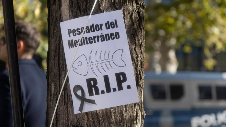 Archivo - Un cartel de los pescadores del litoral mediterráneo durante una concentración frente a la sede de la Comisión Europea | Eduardo Parra - Europa Press - Archivo ep archivo un cartel de los pescadores del litoral mediterraneo durante una concentracion frente a