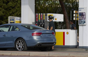 ep archivo   un coche reposta en una gasolinera a 27 de agosto de 2023 en madrid espana
