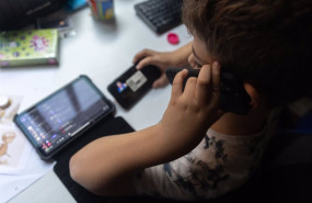 ep archivo   un nino usa el telefono movil y una tablet a 18 de octubre de 2023 en madrid espana