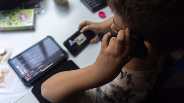 ep archivo   un nino usa el telefono movil y una tablet a 18 de octubre de 2023 en madrid espana