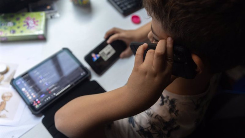 ep archivo un nino usa el telefono movil y una tablet a 18 de octubre de 2023 en madrid espana ep archivo un nino usa el telefono movil y una tablet a 18 de octubre de 2023 en madrid espana