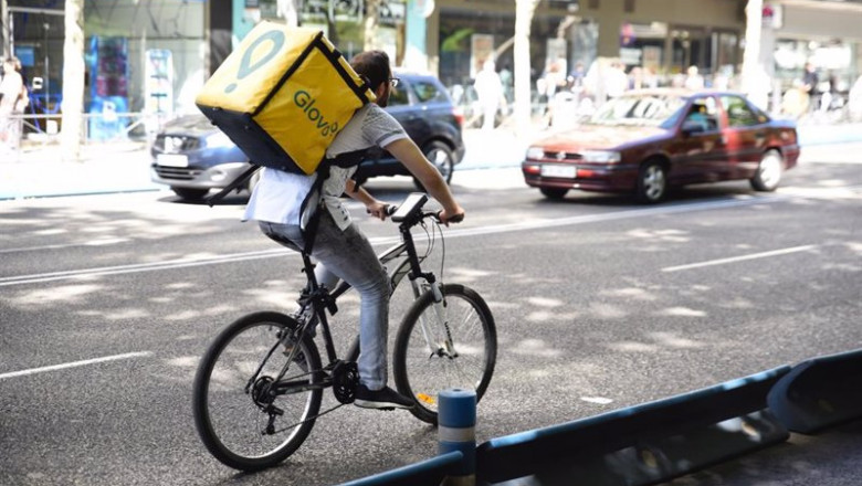 Archivo - Un repartido de Glovo en bicicleta | EUROPA PRESS - Archivo ep archivo - un repartido de glovo en bicicleta