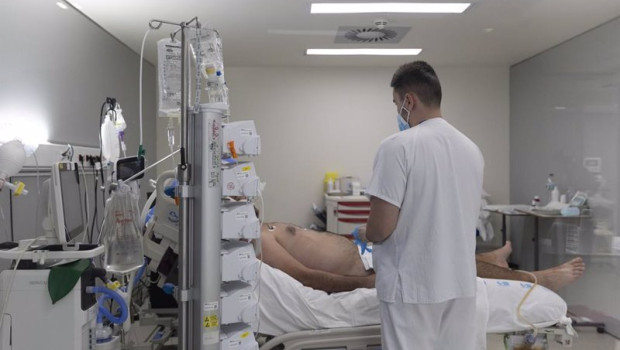 ep archivo un sanitario atendiendo a un paciente en un hospital de madrid ep archivo un sanitario atendiendo a un paciente en un hospital de madrid