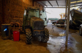 ep archivo   un tractor lleno de barro
