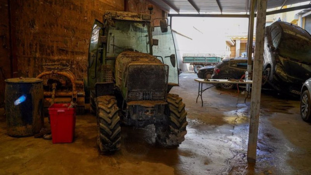ep archivo   un tractor lleno de barro