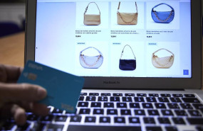 ep archivo   una persona compra con su tarjeta de credito durante la semana en que han dado comienzo