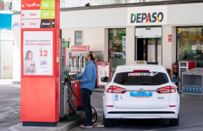 ep archivo   una persona reposta en una gasolinera cepsa de avenida de portugal en mostoles a 5 de