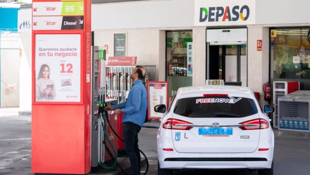 ep archivo   una persona reposta en una gasolinera cepsa de avenida de portugal en mostoles a 5 de