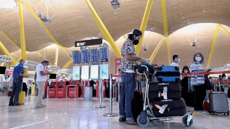 Archivo - Varias personas con equipaje hacen cola, durante el día en el que se pone en marcha el certificado COVID Digital para garantizar la movilidad segura ante la COVID19, en la T4 del aeropuerto Adolfo Suárez, Madrid-Barajas, a 1 de julio de 2021, en | Eduardo Parra - Europa Press - Archivo ep archivo varias personas con equipaje hacen cola durante el dia en el que se pone en marcha el