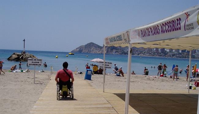 Discapacitado en una playa española | Europa Press - Archivo ep discapacitadouna playa espanola