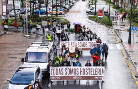 ep dos ninos se acercan a un grupo de hosteleros antes de que inicien una marcha en defensa del