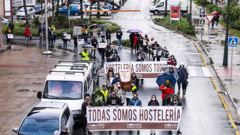 ep dos ninos se acercan a un grupo de hosteleros antes de que inicien una marcha en defensa del