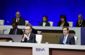 ep el ceo de bbva onur gen i y el presidente de bbva carlos torres vila d durante la junta general ep el ceo de bbva onur gen i y el presidente de bbva carlos torres vila d durante la junta general