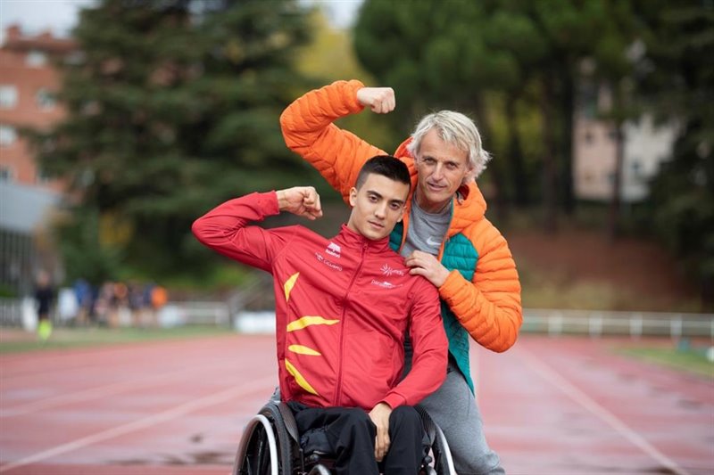 ep el ciclista paralimpico juan permuy y el aventurero jesus calleja en la serie pedaleando contigo