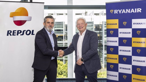 ep el director general de cliente de repsol valero marin y el ceo de ryanair eddie wilson en el