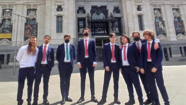 ep el equipo de mad lions vestido con las marcas de el corte ingles