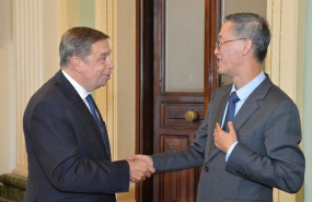 ep el ministro de agricultura pesca y alimentacion luis planasy el embajador de la republica popular