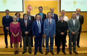 ep el ministro de ciencia innovacion y universidades en funciones pedro duque con representantes de
