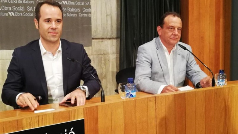 El periodista Javier Chicote (izquierda) y el exfiscal Anticorrupción Pedro Horrach, en la presentación del libro 'Manos Limpias, manos sucias' en Palma. | EUROPA PRESS ep el periodista javier chicote izquierda y el exfiscal anticorrupcion pedro horrach en la
