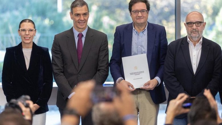El presidente del Gobierno, Pedro Sánchez y el ministro para la Transformación Digital y de la Función Pública, Óscar López, durante la firma con los sindicatos del acuerdo alcanzado para la mejora de las condiciones laborales y salariales de los empleado | Eduardo Parra - Europa Press ep el presidente del gobierno pedro sanchez y el ministro para la transformacion digital y de la